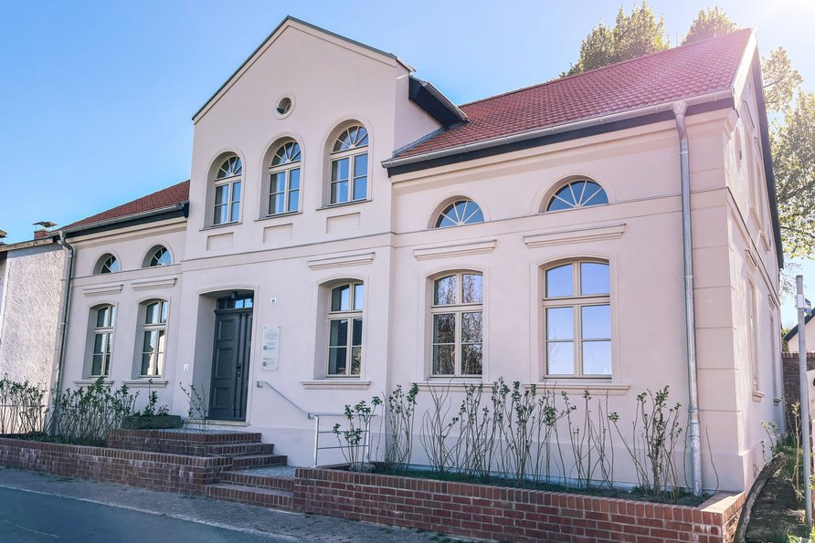 Foto: Sonja Gödeke zeigt Straßenansicht des Pfarrhauses