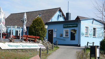 zeigt Außenansicht von Gregors Fischgaststätte
