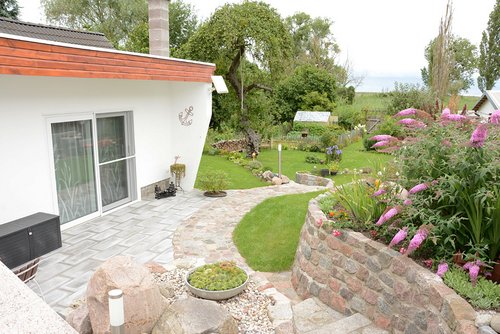 zeigt Außenansicht des Bungalows mit Terrasse