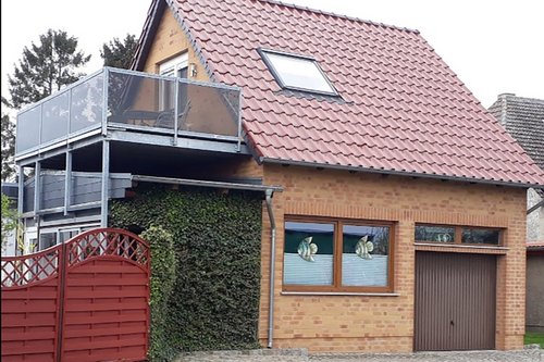 zeigt Straßenfront des Gebäudes