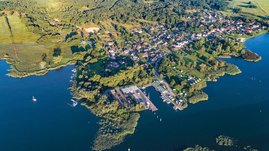 zeigt Luftbild des ursprünglichen Fischerdorfes
