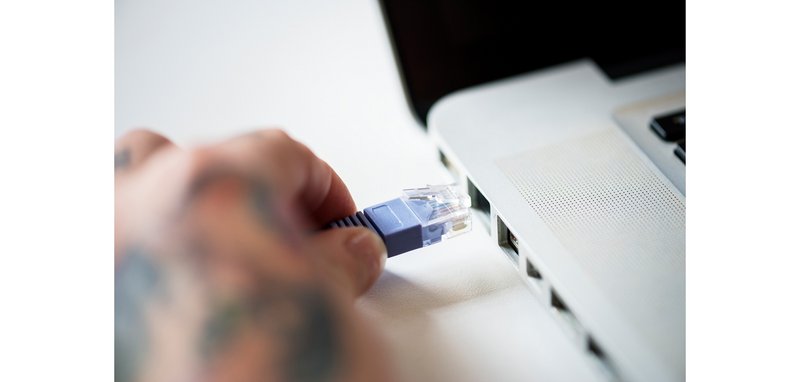 zeigt LAN-Kabelverbindung zum Laptop