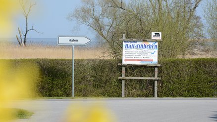 zeigt Richtungsschild zum Haff-Stübchen