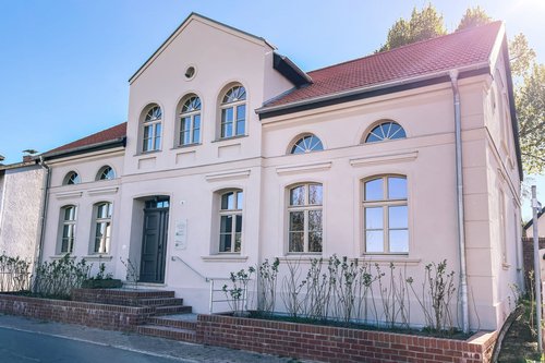 zeigt Straßenansicht des ehemaligen Pfarrhauses
