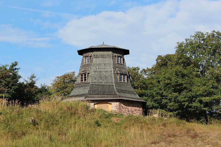 zeigt gemauertes Unterteil und Dach der Mühle