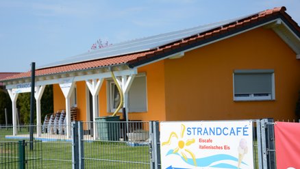 zeigt Außenansicht des Strandcafes