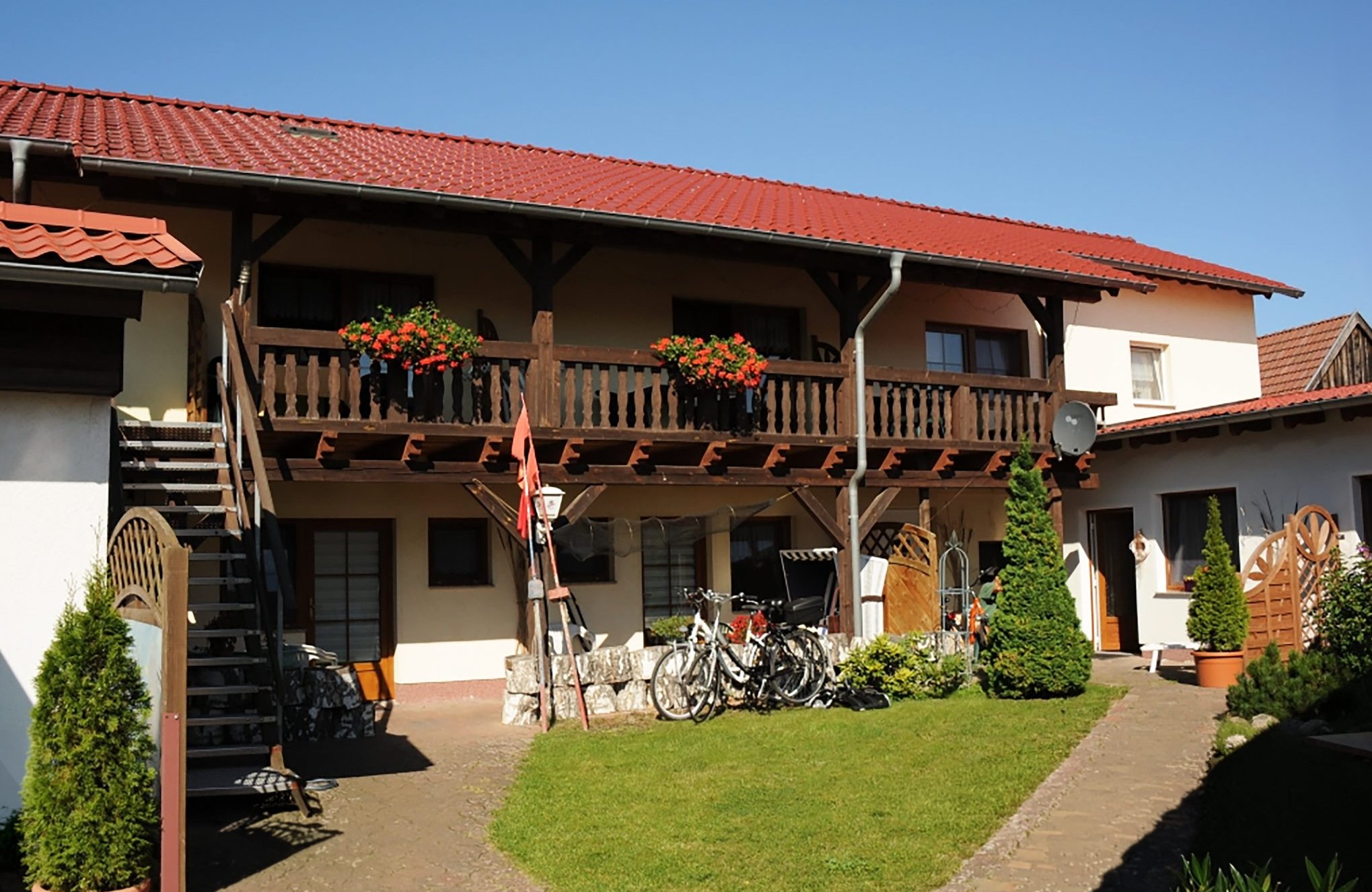 zeigt Hofseite der Ferienanlage