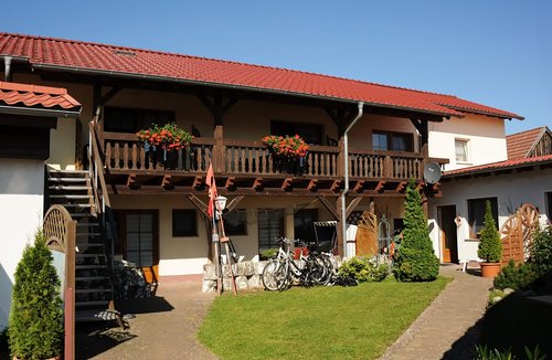 zeigt Hofseite der Ferienanlage