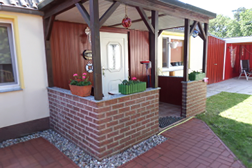 zeigt Außenansicht des Bungalows